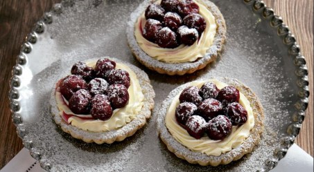 Корзинка с творогом и вишней